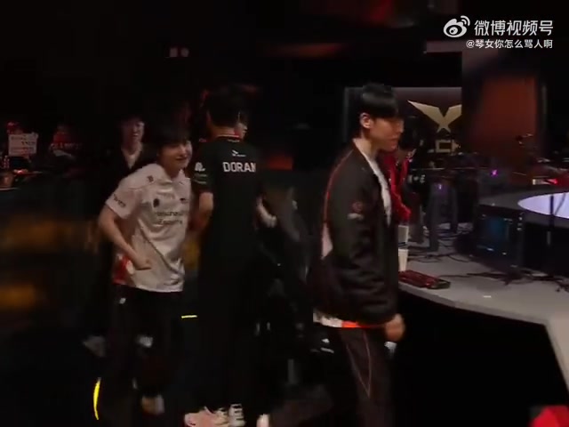前队友只能鼓励你了?Delight Viper Zeka Peanut赛后拍了Doran
