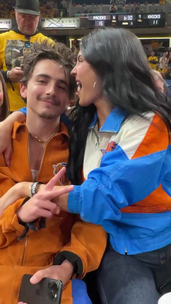 ?抢7有戏？凯莉-詹娜追到客场了?抱着男友甜茶不撒手