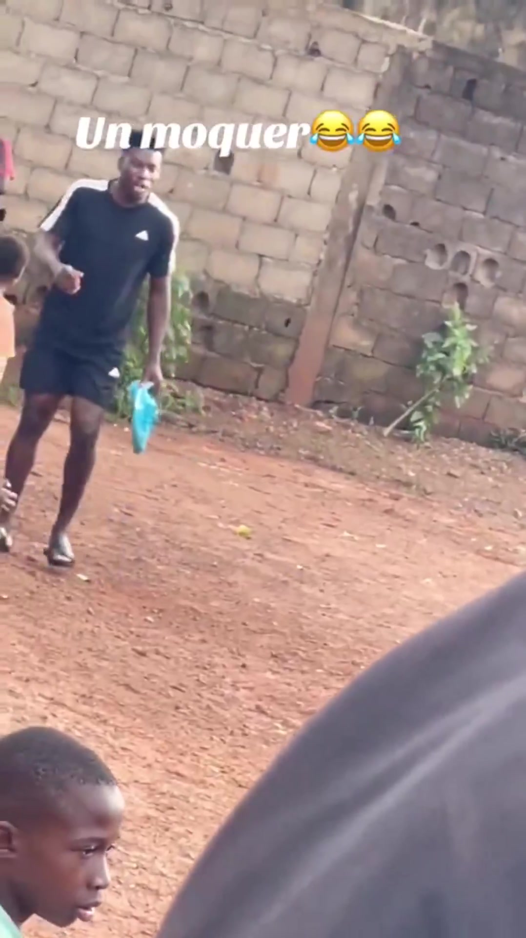 没有忘本❤️奥纳纳休赛期在喀麦隆和孩子们在沙地上踢野球