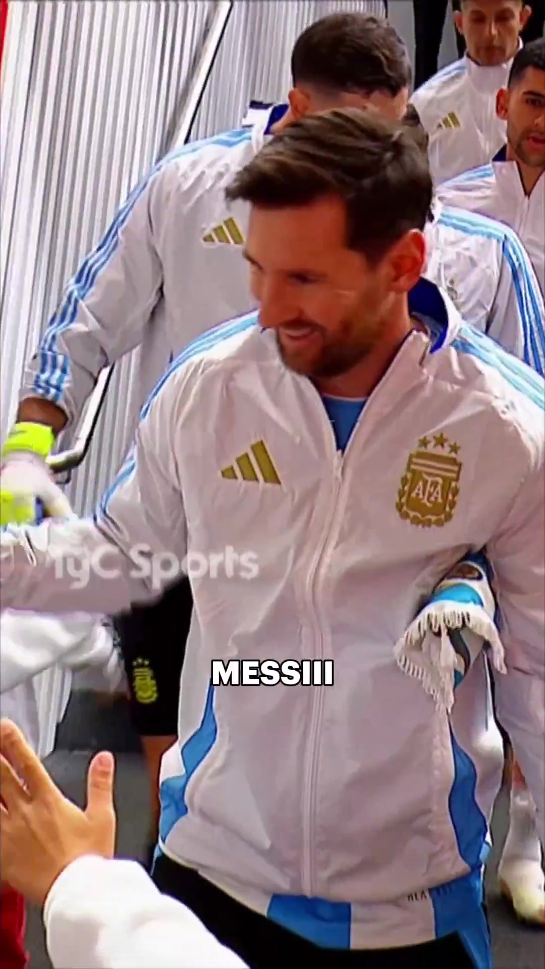 TyC晒视频：小球童们对梅西非常热情，梅西与他们一一握手